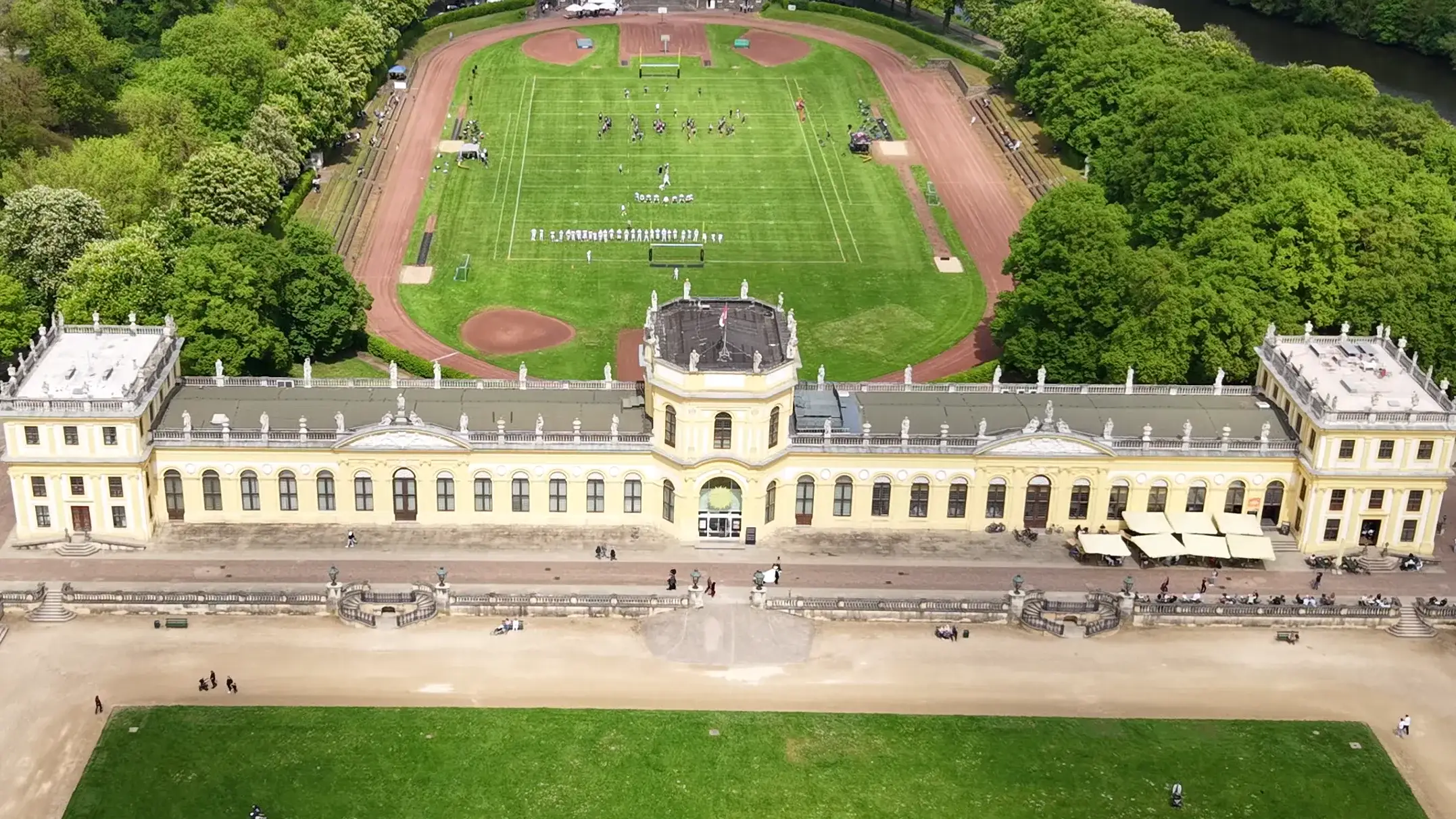 Orangerie in der Karlsaue aus der Luft, mit Terrasse und Park