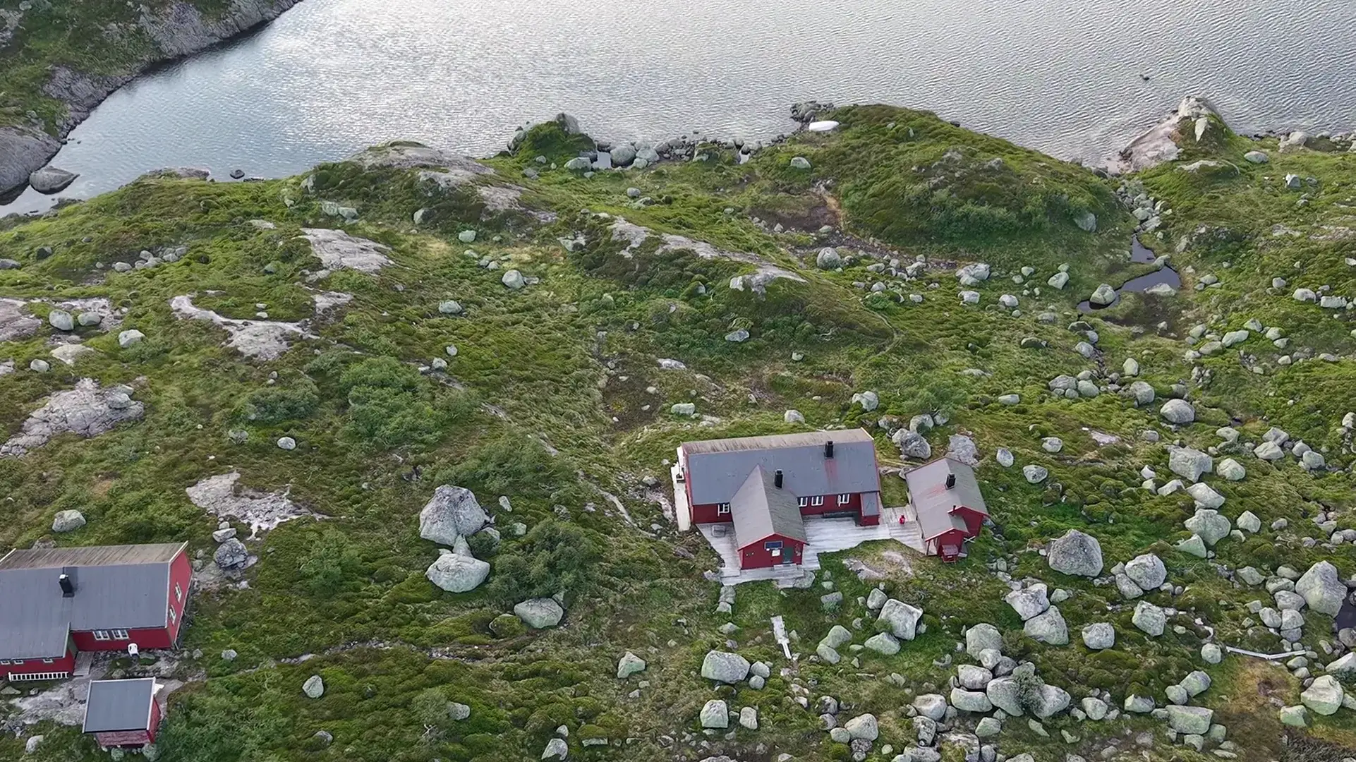 Überflug vom roten Hause und Move zum Horizont im Sonnenaufgang über den See hinweg
